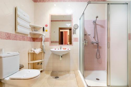 锡尼什瓦斯科大教堂酒店的带淋浴、卫生间和盥洗盆的浴室