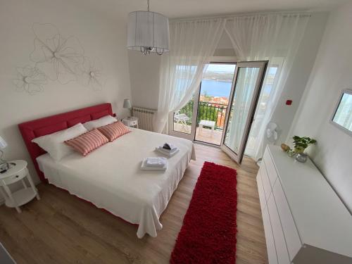 希贝尼克Apartman Betty的一间卧室配有一张红色床头板和红色地毯的床
