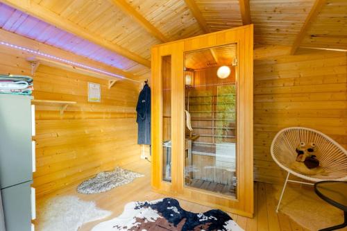 阿维尼翁Havre de paix Avignon avec Jacuzzi & Sauna的一间小屋,内设窗户和椅子
