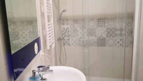 阿尔卡拉德荷那利斯Apartamento La Galatea的带淋浴和白色盥洗盆的浴室