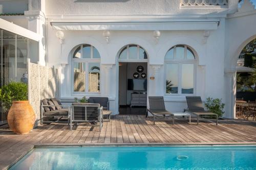 圣拉斐尔摩尔人的别墅酒店的房屋前有游泳池的房子