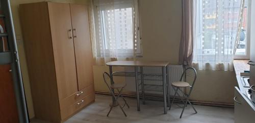 克雷费尔德MA-A2 Single Wohnung的一个带桌子和两把椅子的小厨房