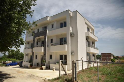 乌尔齐尼Apartments kupi ul rudaj 41的白色公寓大楼 - 带阳台
