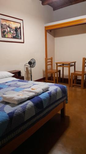 纳斯卡布拉班特住宿加早餐旅馆的卧室配有一张床和一张桌子及椅子