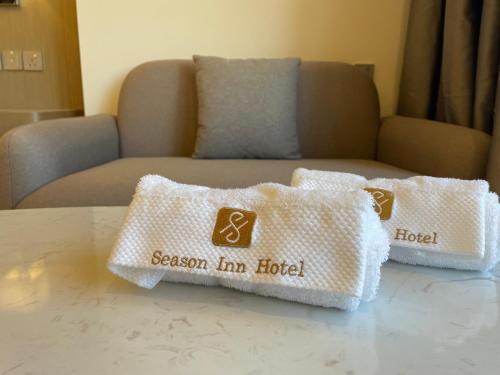 Season Inn Hotel_Al Hail的休息区