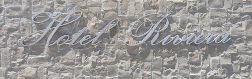 巴里里维埃拉酒店的石墙上标有大肠杆菌字的标志