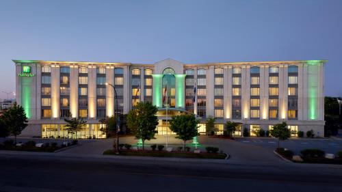 多瓦尔Holiday Inn & Suites Montreal Airport的前面有绿灯的大建筑