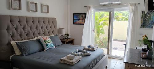 Dixon CoveLas Palmas - New Horizon的一间卧室设有一张大床和大窗户
