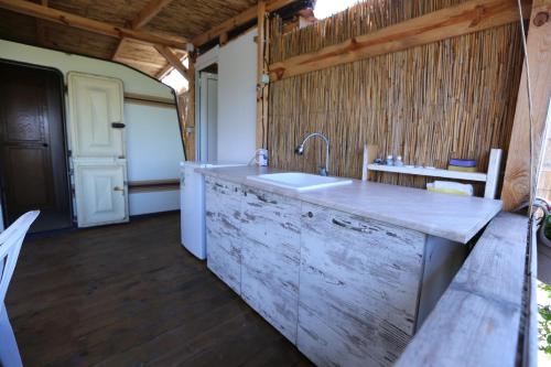 索佐波尔Каравани на плаж Златна Рибка Созопол的厨房配有水槽和台面