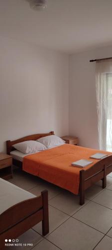 贝西奇Becici rooms的一间卧室配有一张床和一张桌子
