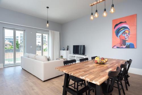 波尔图Porto XL的客厅配有桌子和沙发