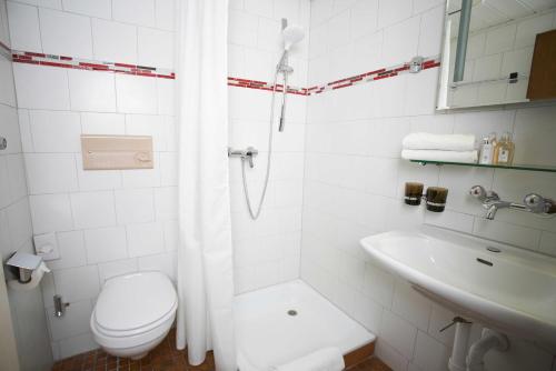 比尔Hotel La Balance self check-in的白色的浴室设有卫生间和水槽。