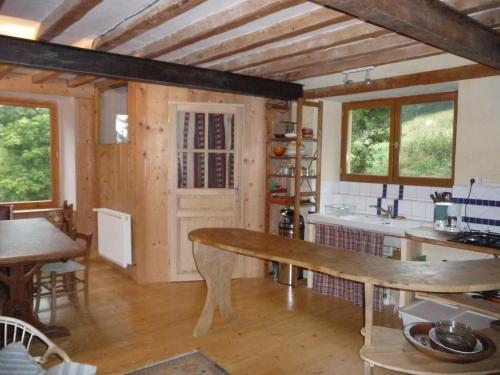 BoulcTerre Rouge的厨房配有木桌和台面
