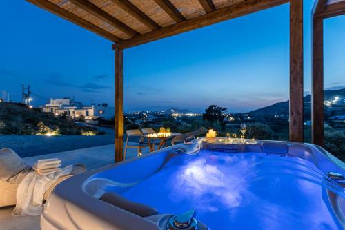 AgkidiaNaxos Pantheon Luxury Apartments的美景房屋内的按摩浴缸