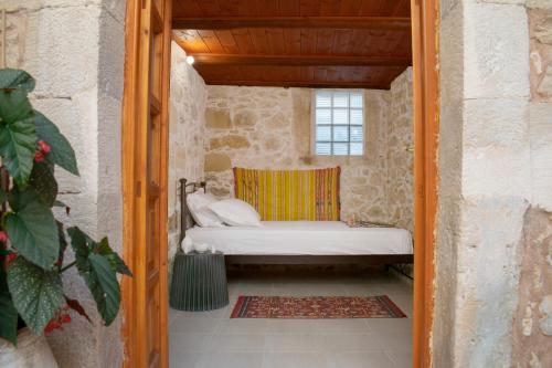 MargarítaiCASA CANTICO的石头建筑中带一张床的小房间