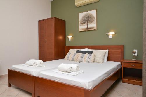 乐托卡亚Hotel FanΙ的一间卧室配有一张大床和两条毛巾