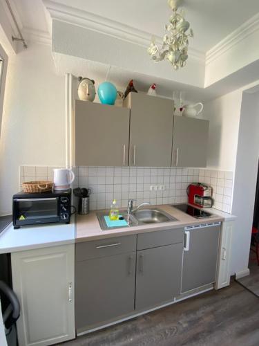 库克斯港Haus Frauenpreiss 67的厨房配有水槽和微波炉