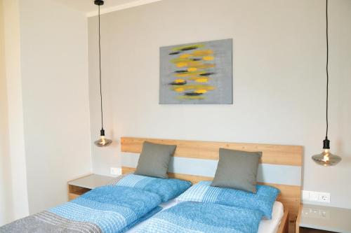 沃兰Residence Ferienwohnungen Sonnegg的两张带蓝色枕头的床