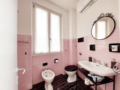 佩尔莱多Agriturismo Conca Sandra - Farm Stay on Lake Como的粉红色的浴室设有卫生间和水槽