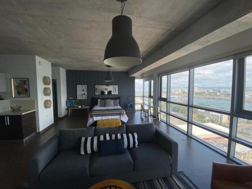 圣胡安KASA Skyview Luxury Loft Style 15th floor Condo的带沙发、床和窗户的客厅