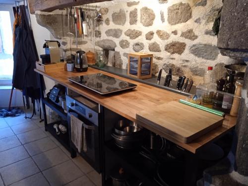 LoudesTour médiévale de l'an mille的厨房配有木制台面和水槽