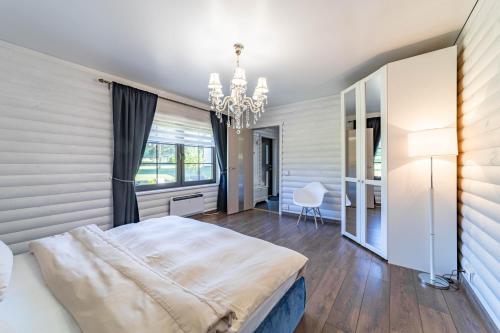 HaraHara Beach house的一间卧室配有一张大床和一个吊灯。