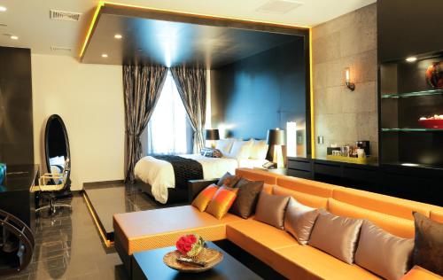 皇后区壹精品酒店 的酒店客房设有一张沙发和一张床