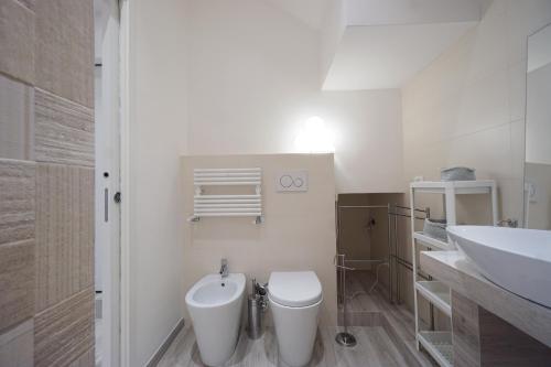 博洛尼亚Ghisello Luxury Guesthouse的白色的浴室设有卫生间和水槽。