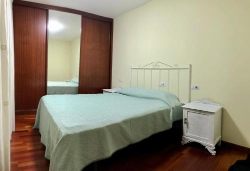 蒙福特·德·莱蒙斯Vivenda da Avoa的一间卧室配有一张床和一张小桌子