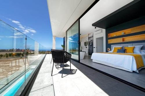 梅罗那瑞斯Villa Sant Meloneras的一间卧室设有一张床和一个游泳池
