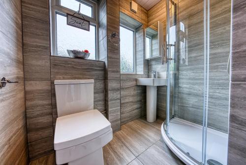 Modern 3 Bedroom 2 Bath House with Parking by 360Midlands Wednesbury, Birmingham的一间浴室