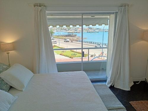 埃斯特角城El Remanso - Suite 104的卧室设有海景大窗户