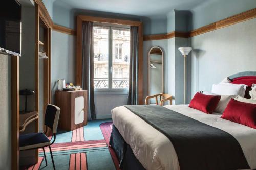 巴黎Hôtel Mercedes的一间设有大床和窗户的酒店客房