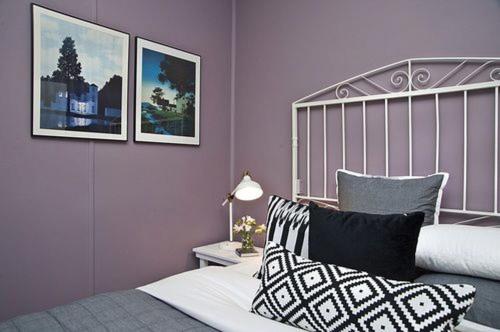 戴尔斯福特木瓜别墅 的卧室配有一张床,墙上挂有两张照片