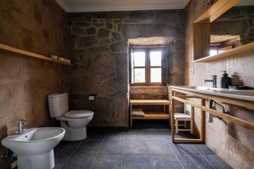 辛方伊什Douro Senses - Nature House的一间带水槽和卫生间的浴室以及窗户。