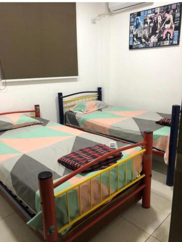 萨利纳斯KsaMarita的一间设有两张床和一张粉笔板的房间