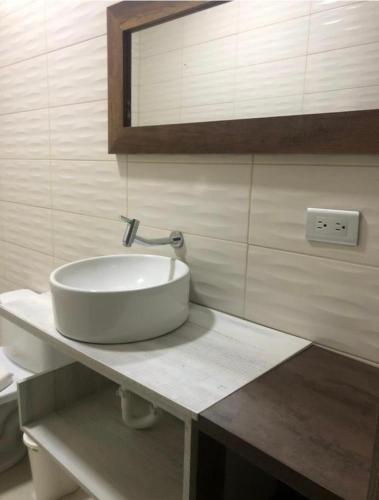 萨利纳斯KsaMarita的浴室内一个柜台上的白色水槽