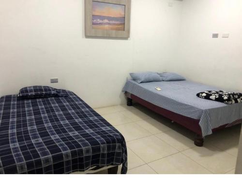 萨利纳斯KsaMarita的一间卧室,配有两张床