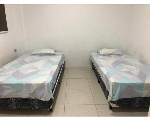 萨利纳斯KsaMarita的两张睡床彼此相邻,位于一个房间里