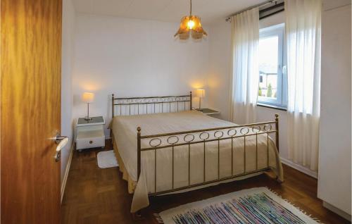 Bunkeflostrand弗莱萨尔邦克度假屋的一间卧室设有一张大床和一个窗户。