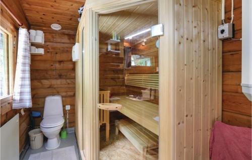 Fasalt2 Bedroom Stunning Home In rkelljunga的小木屋内带卫生间的浴室