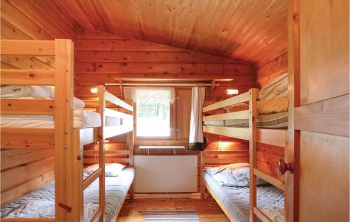 Fasalt2 Bedroom Stunning Home In rkelljunga的小木屋内一间卧室配有双层床