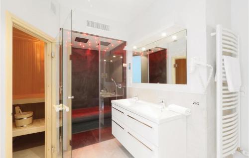 特拉弗明德Promenadenvilla的带淋浴和盥洗盆的白色浴室