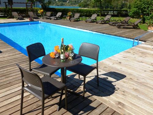 莱德罗西玛多罗酒店的游泳池畔的桌椅