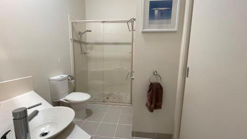 因沃洛什Romantic Retreat Inverloch的带淋浴、卫生间和盥洗盆的浴室