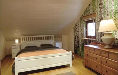 维安登Gorgeous Home In Vianden With Wifi的一间卧室配有一张床、一个梳妆台和一扇窗户。