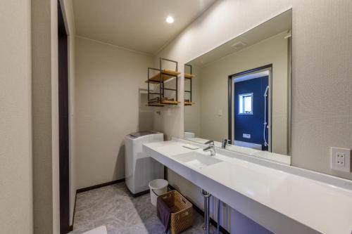 佐世保Rakuten STAY HOUSE x WILL STYLE Sasebo 102的一间带水槽、镜子和卫生间的浴室