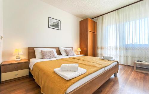 Amazing Apartment In Kastel Sucurac With Kitchen客房内的一张或多张床位
