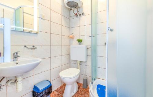 Amazing Apartment In Kastel Sucurac With Kitchen的一间浴室