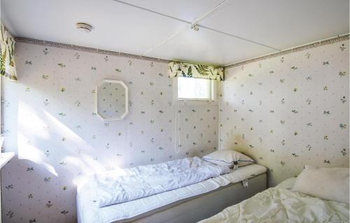 Stenkullen1 Bedroom Amazing Home In Stenkullen的一间卧室设有两张床,墙上拥有星星。